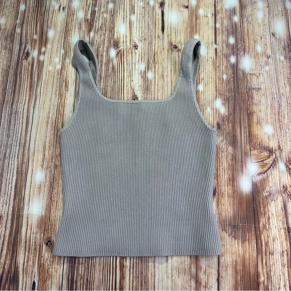 Babaton Ribbed Square-Neck Tank Top
Size Medium